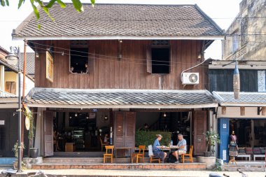 LUANG PRABANG, LAOS - 26 Şubat 2023 Eski Luang Prabang kasabası Laos 'taki UNESCO Dünya Mirasları Alanıdır. Kuzey Laos 'taki deniz seviyesinden 700 metre yüksekte.