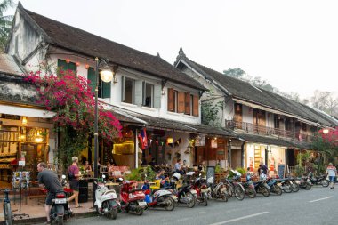 LUANG PRABANG, LAOS - 24 Şubat 2023 Eski Luang Prabang kasabası Laos 'taki UNESCO Dünya Mirasları Alanıdır. Kuzey Laos 'taki deniz seviyesinden 700 metre yüksekte.