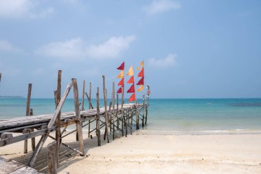 Ao Lung Dam plajı Ao Sang Thian plajının hemen arkasında Koh Samet Rayong THAILAND