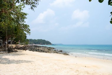 Ao Lung Dam plajı Ao Sang Thian plajının hemen arkasında Koh Samet Rayong THAILAND