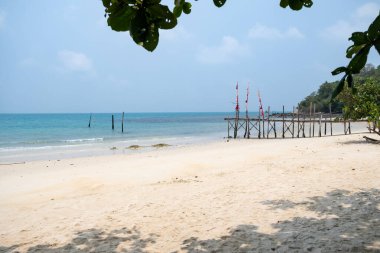 Ao Lung Dam plajı Ao Sang Thian plajının hemen arkasında Koh Samet Rayong THAILAND