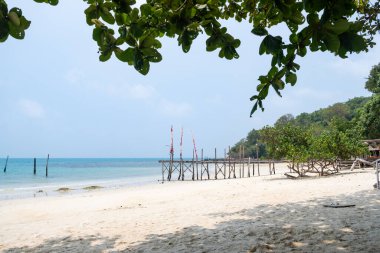 Ao Lung Dam plajı Ao Sang Thian plajının hemen arkasında Koh Samet Rayong THAILAND