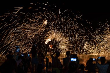 Sai Kaew Sahili 'ndeki inanılmaz yangın gösterisi, Mu Koh Samed, Rayong, Tayland