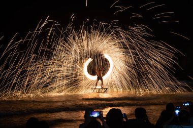 Sai Kaew Sahili 'ndeki inanılmaz yangın gösterisi, Mu Koh Samed, Rayong, Tayland