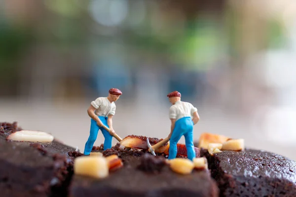 Gente Miniatura Impiegato Sta Facendo Brownie Cioccolato Giornata Mondiale Del — Foto Stock