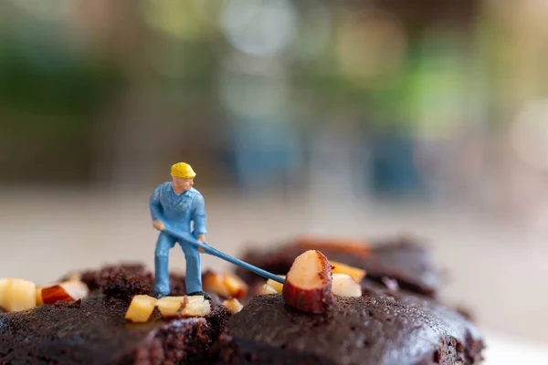 Миниатюрные Люди Работник Делает Шоколадный Брауни Концепция Всемирного Дня Шоколада — стоковое фото