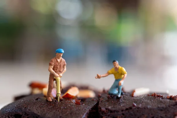 Gente Miniatura Impiegato Sta Facendo Brownie Cioccolato Giornata Mondiale Del — Foto Stock