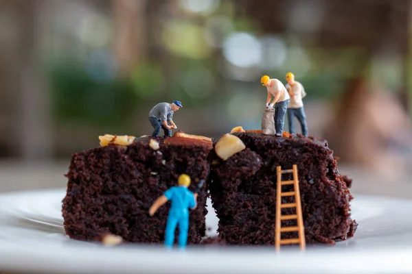 Миниатюрные Люди Работник Делает Шоколадный Брауни Концепция Всемирного Дня Шоколада — стоковое фото