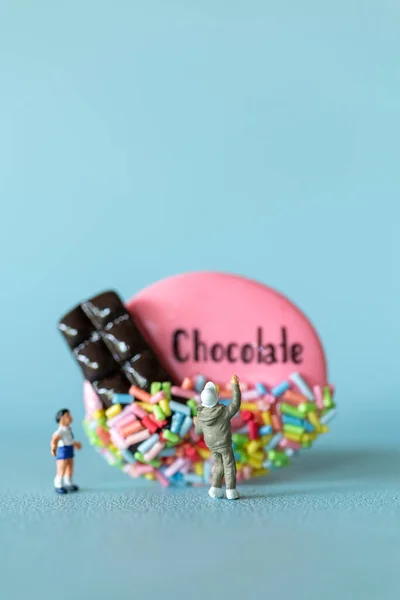 Oameni Miniaturali Copii Prăjituri Ciocolată Fundal Albastru Ziua Mondială Ciocolatei — Fotografie, imagine de stoc