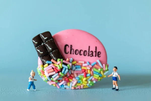Миниатюрные Люди Дети Шоколадным Печеньем Стоят Синем Фоне Концепция Всемирного — стоковое фото