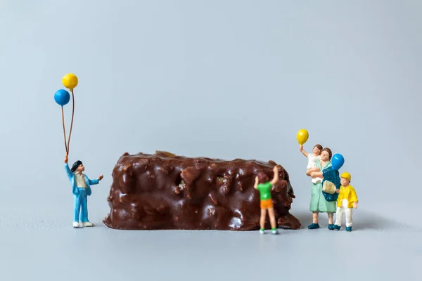 Persone Miniatura Bambini Con Barrette Cioccolato Piedi Sfondo Grigio Concetto — Foto Stock