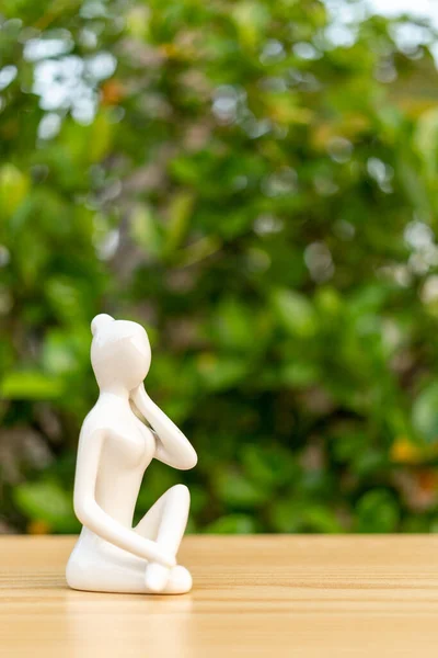 Ceramiczna Joga Figurka Kobiety Robi Pozy Jogi Drewnianej Podłodze Zielonym — Zdjęcie stockowe