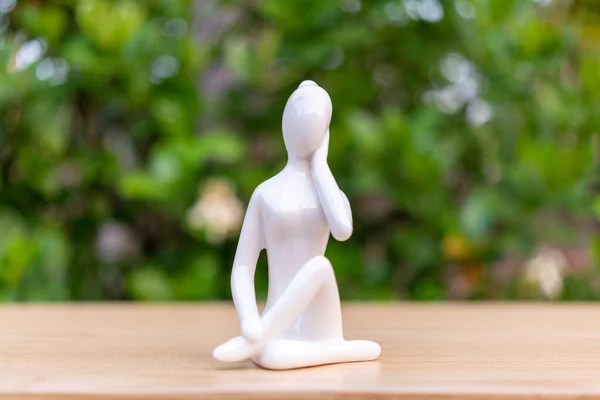 Ceramiczna Joga Figurka Kobiety Robi Pozy Jogi Drewnianej Podłodze Zielonym Zdjęcie Stockowe