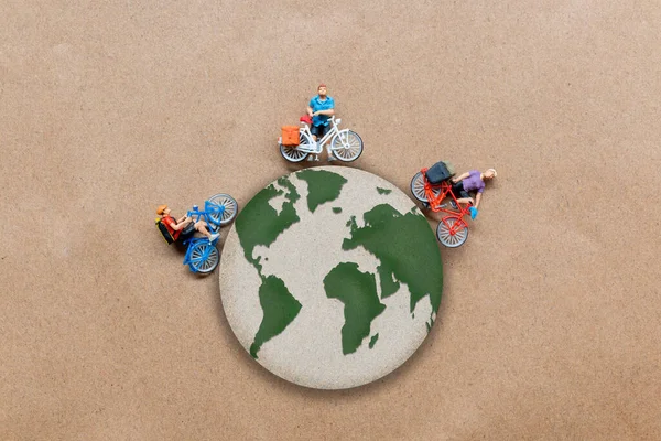 具有书面背景 世界人口日概念 站在全球的微型人物 — 图库照片