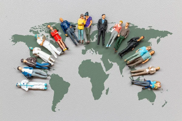 世界地图上灰色背景的小人物 世界人口日的概念 — 图库照片