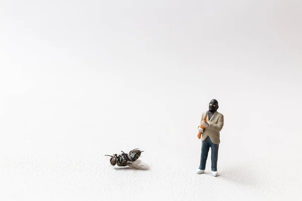 Pessoas Miniatura Homem Com Uma Caçadeira Matou Uma Mosca — Fotografia de Stock