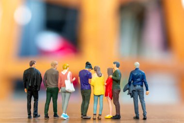 Minyatür insanlar, insanlar sosyalleşmek ve eğlenmek için geldiler, arkadaşlık günü konsepti.