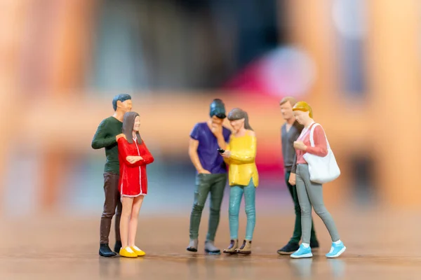 Minyatür Insanlar Insanlar Sosyalleşmek Eğlenmek Için Geldiler Arkadaşlık Günü Konsepti Telifsiz Stok Imajlar