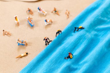 Yazın kumsalda dalış kıyafeti giymiş minicik bir insan. egzotik tatil cenneti