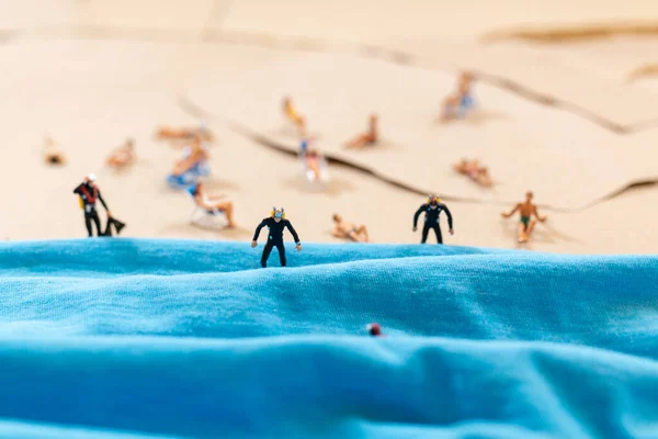 Крихітна Людина Костюмі Дайвінгу Пляжі Влітку Екзотичний Відпочинок — стокове фото