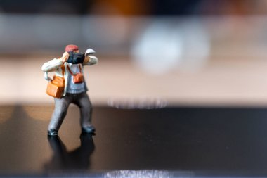 Minyatür insanlar fotoğraf makinesi ve metin için fotokopi alanı tutuyor, dünya fotoğrafçılık günü konsepti