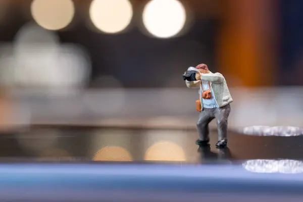 Pessoas Miniatura Fotografia Segurando Uma Câmera Espaço Cópia Para Texto — Fotografia de Stock