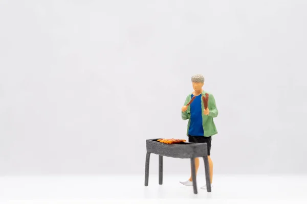 Miniature People Young Man Grilling Bbq White Background — Stock Photo, Image