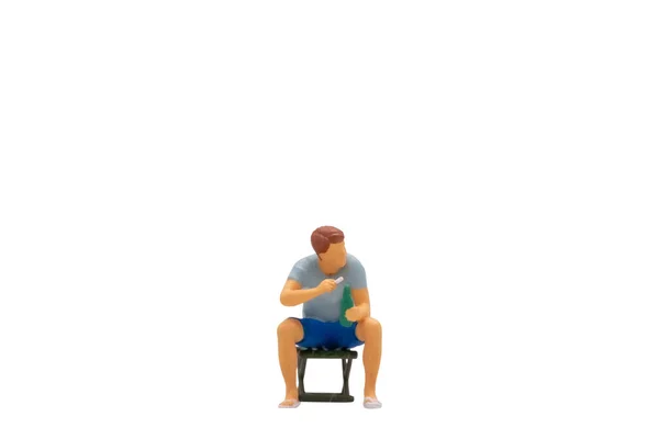 Personnes Miniatures Jeune Homme Assis Sur Une Chaise Pelouse Isolé — Photo