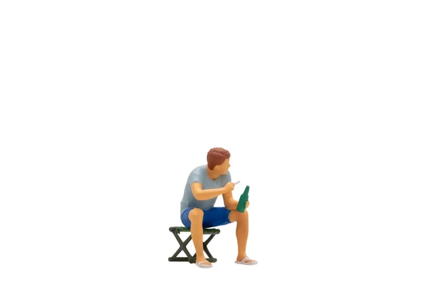 Personas Miniatura Hombre Joven Sentado Una Silla Césped Aislado Sobre — Foto de Stock
