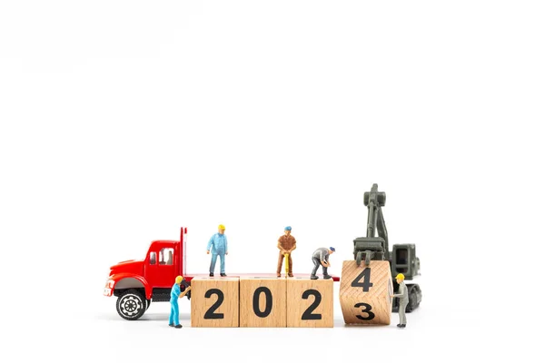 Miniaturowi Ludzie Zespół Robotników Stworzyć Drewniany Blok Numerem 2024 Białym — Zdjęcie stockowe