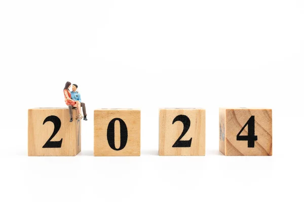 Pareja Personas Miniatura Sentada Bloque Madera Número 2024 Feliz Año — Foto de Stock