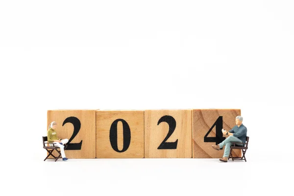 Pareja Personas Miniatura Sentada Bloque Madera Número 2024 Feliz Año — Foto de Stock