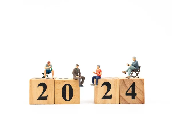 Personas Miniatura Sentadas Bloque Madera Número 2024 Feliz Año Nuevo — Foto de Stock