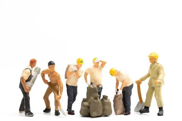 Miniatyr Människor Arbetare Team Står Vit Bakgrund Och Kopiera Utrymme — Stockfoto