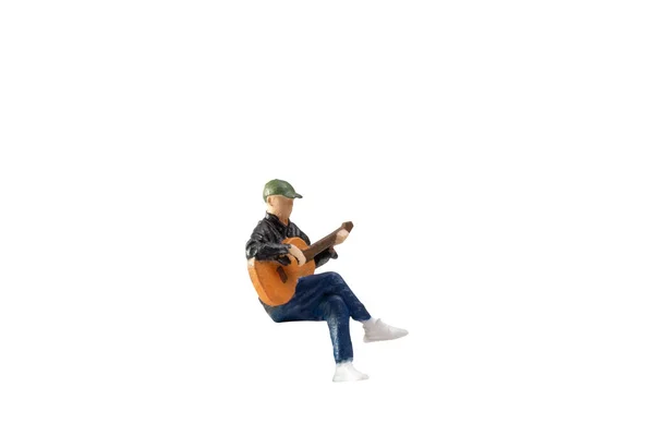 Personas Miniatura Músico Con Guitarra Aislado Sobre Fondo Blanco Con —  Fotos de Stock