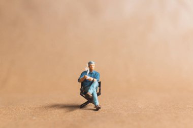 Minyatür insanlar mesaj için sıcak kahve ve yer içiyorlar. Uluslararası kahve günü konsepti.