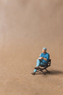 Minyatür insanlar mesaj için sıcak kahve ve yer içiyorlar. Uluslararası kahve günü konsepti.