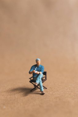 Minyatür insanlar mesaj için sıcak kahve ve yer içiyorlar. Uluslararası kahve günü konsepti.