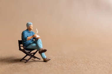 Minyatür insanlar mesaj için sıcak kahve ve yer içiyorlar. Uluslararası kahve günü konsepti.