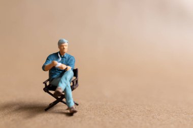 Minyatür insanlar mesaj için sıcak kahve ve yer içiyorlar. Uluslararası kahve günü konsepti.