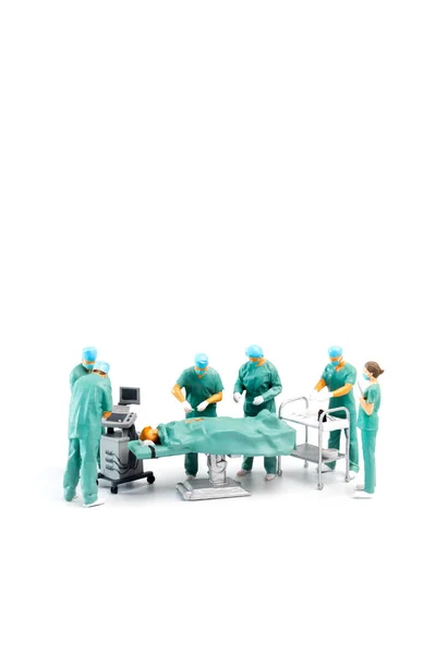 Pessoas Miniatura Médico Realizando Cirurgia Paciente Fundo Branco — Fotografia de Stock