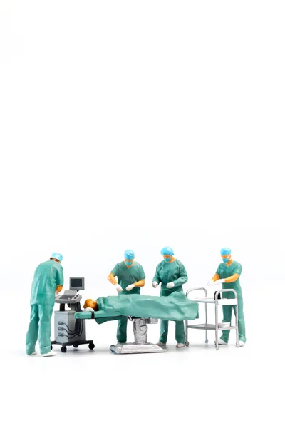 矮小的人 医生为白人背景的病人做手术 — 图库照片
