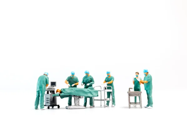 Мініатюрні Люди Лікар Виконує Операцію Пацієнта Білому Тлі — стокове фото