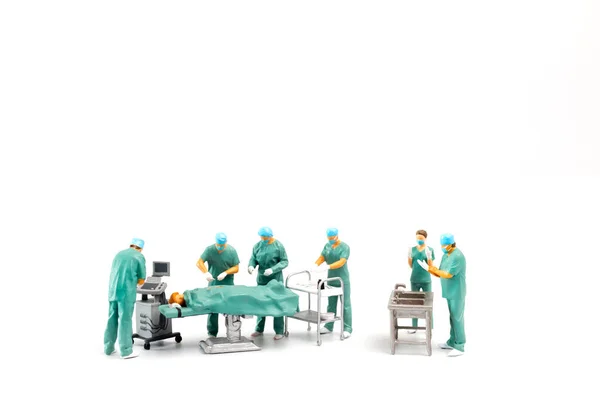 Personnes Miniatures Docteur Effectuant Une Chirurgie Sur Patient Sur Fond — Photo