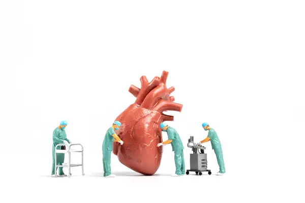 Miniatura Ludzi Lekarz Pielęgniarka Zespół Medyczny Wykonują Operację Chirurgiczną Ostrym — Zdjęcie stockowe