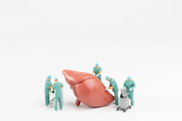 Мініатюрні Люди Медична Команда Лікаря Медсестри Проводять Хірургічну Операцію Екстреній — стокове фото