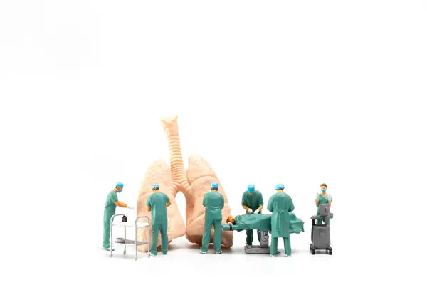 Pessoas Miniatura Médico Enfermeira Equipe Médica Estão Realizando Operação Cirúrgica — Fotografia de Stock