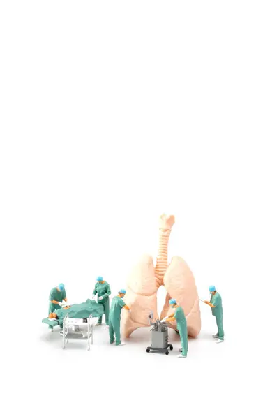 Miniatűr Emberek Orvos Nővér Orvosi Csapat Műtéteket Végeznek Sürgősségin Fehér — Stock Fotó