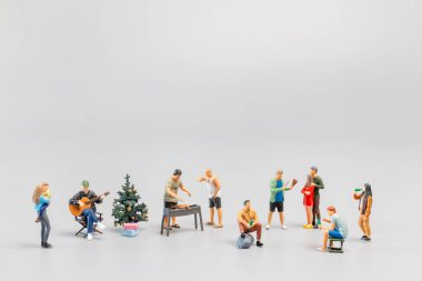 Minyatür İnsanlar, Aileler sevinçle kutluyor ve birlikte yemek yiyorlar. Mutlu Noeller kavramı
