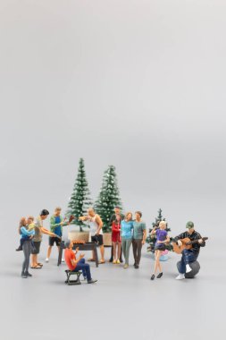 Minyatür İnsanlar, Aileler sevinçle kutluyor ve birlikte yemek yiyorlar. Mutlu Noeller kavramı